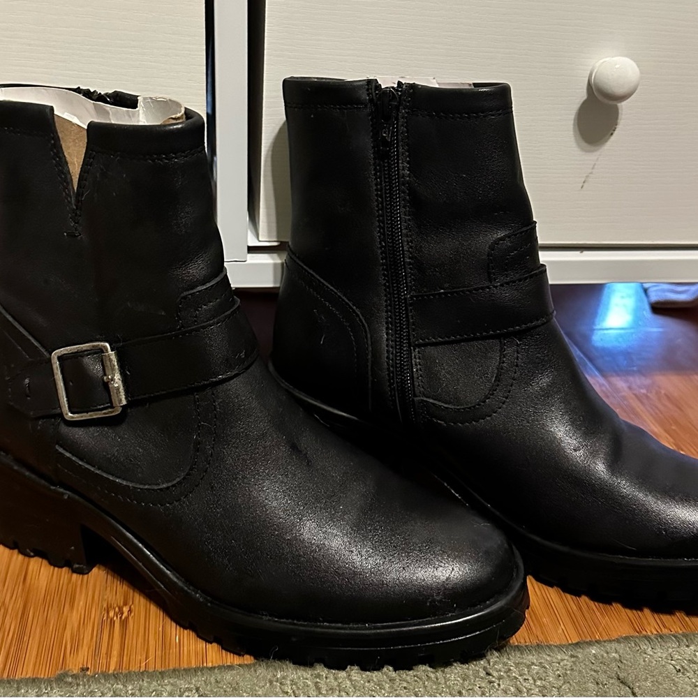Like New size 8.5 Steve Madden Black ankle boots.
